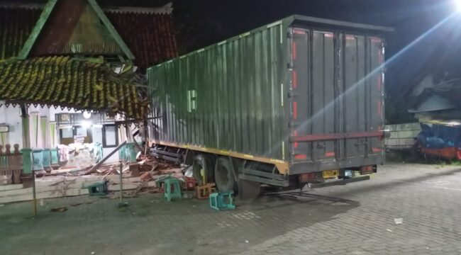 Truk tronton menabrak warung oleh-oleh dan musala Pasujudan Sunan Bonang di jalur Pantura Rembang, Desa Bonang, Lasem, Kamis (6/11/2025) dini hari. (Foto: rembangsepekan.com)