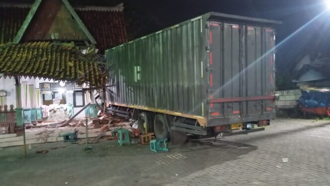 
					Truk tronton menabrak warung oleh-oleh dan musala Pasujudan Sunan Bonang di jalur Pantura Rembang, Desa Bonang, Lasem, Kamis (6/11/2025) dini hari. (Foto: rembangsepekan.com)