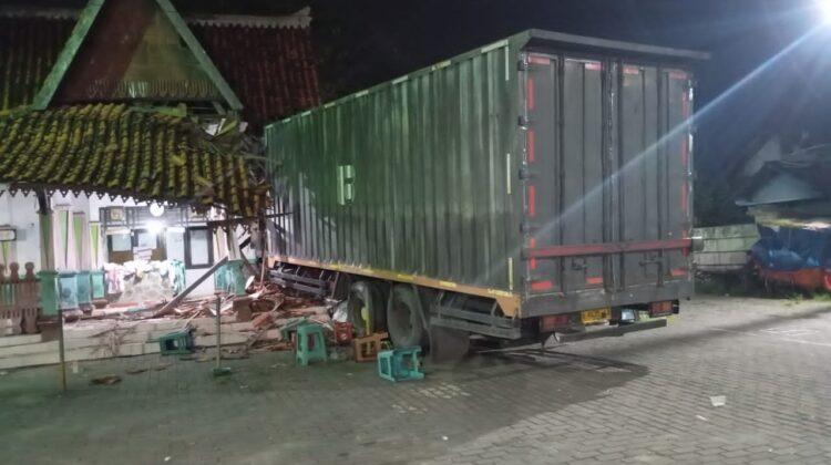 Truk tronton menabrak warung oleh-oleh dan musala Pasujudan Sunan Bonang di jalur Pantura Rembang, Desa Bonang, Lasem, Kamis (6/11/2025) dini hari. (Foto: rembangsepekan.com)