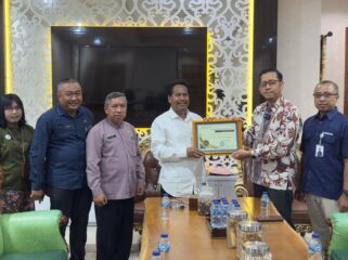 Piagam penghargaan diserahkan langsung oleh Kepala BPJS Kesehatan Cabang Pati, Nuzuludin Hasan, kepada Bupati Rembang Harno di Rumah Dinasnya, pada Kamis (6/11/2025). (Foto: rembangsepekan.com)