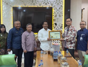 Piagam penghargaan diserahkan langsung oleh Kepala BPJS Kesehatan Cabang Pati, Nuzuludin Hasan, kepada Bupati Rembang Harno di Rumah Dinasnya, pada Kamis (6/11/2025). (Foto: rembangsepekan.com)