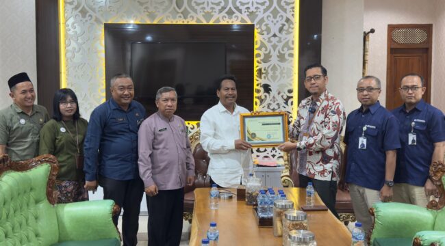 Piagam penghargaan diserahkan langsung oleh Kepala BPJS Kesehatan Cabang Pati, Nuzuludin Hasan, kepada Bupati Rembang Harno di Rumah Dinasnya, pada Kamis (6/11/2025). (Foto: rembangsepekan.com)