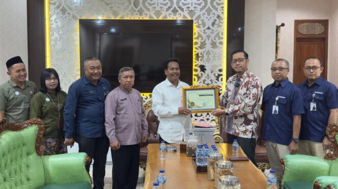
					Piagam penghargaan diserahkan langsung oleh Kepala BPJS Kesehatan Cabang Pati, Nuzuludin Hasan, kepada Bupati Rembang Harno di Rumah Dinasnya, pada Kamis (6/11/2025). (Foto: rembangsepekan.com)