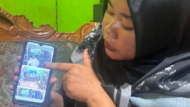 
					Dina Apriliana, warga RT 5 RW 3, Tasikagung, Rembang mengalami teror dari tetangganya sendiri yang diduga dalam kondisi mabuk minuman keras. (Foto: rembangsepekan.com)