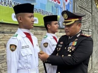Kapolres Rembang AKBP Dhanang Bagus Anggoro memberi arahan dan motivasi kepada anggota Paskibra sebelum upacara Hari Pahlawan Nasional di Halamn Kantor Bupati Rembang, Senin (10/11-2026). (Foto: dok Polres Rembang)
