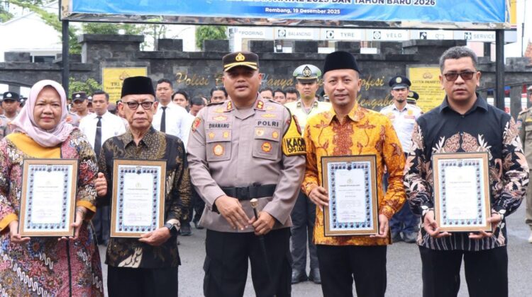 Kapolres Rembang AKBP Dhanang Bagus Anggoro memimpin upacara Bela Negara di halaman Mapolres Rembang, Rabu (19/12/2025). Foto: rembangsepekan.com