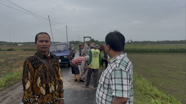 Komisi 3 DPRD Rembang melakukan sidak perbaikan Ruas Pentil-Wiroto, Kamis (4/12/2025). Foto: rembabgsepekan.com
