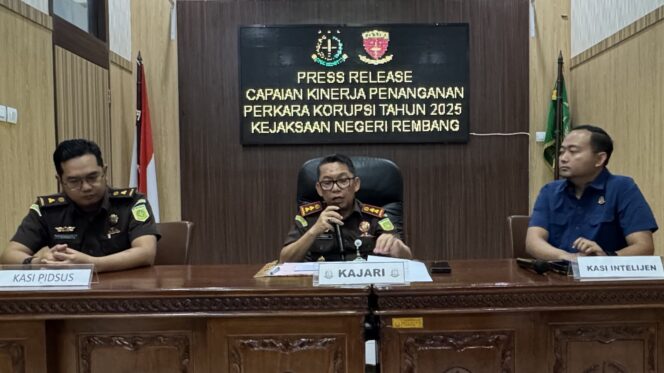 
					Kejari Rembang merilis empat kasus tipikor sepanjang 2025, Rabu (10/12). Foto: rembangsepekan.com.