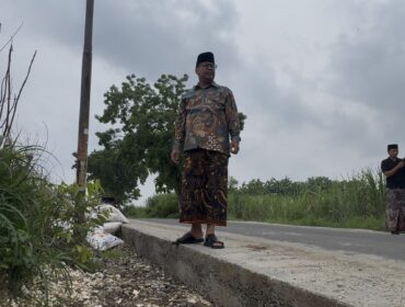 Bupati Rembang Harno hari ini (11/12/2025) meninjau langsung progres pekerjaan proyek peningkatan Jalan Landoh-Kerep di Kecamatan Sulang dan Sendangagung-Segoromulyo, Pamotan. Foto: rembangsepekan.com
