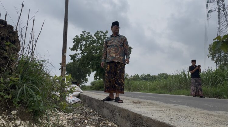 Bupati Rembang Harno hari ini (11/12/2025) meninjau langsung progres pekerjaan proyek peningkatan Jalan Landoh-Kerep di Kecamatan Sulang dan Sendangagung-Segoromulyo, Pamotan. Foto: rembangsepekan.com