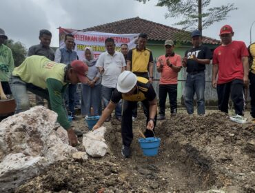 Kapolres Rembang AKBP Dhanang Bagus Anggoro saat peletakan batu pertama pembangunan pos polisi di Desa Tegaldowo, Gunenm, pada Minggu (14/12). (Foto: rembabgsepekan.com)