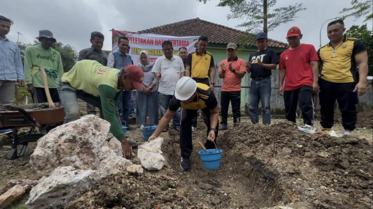 Kapolres Rembang AKBP Dhanang Bagus Anggoro saat peletakan batu pertama pembangunan pos polisi di Desa Tegaldowo, Gunenm, pada Minggu (14/12). (Foto: rembabgsepekan.com)