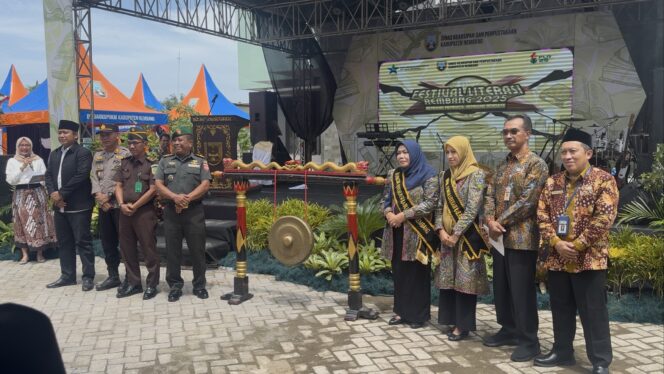
					Pembukaan Festival Literasi Rembang 2025, di Halaman Perpusda, Selasa (16/12). Foto: rembangsepekan.com.