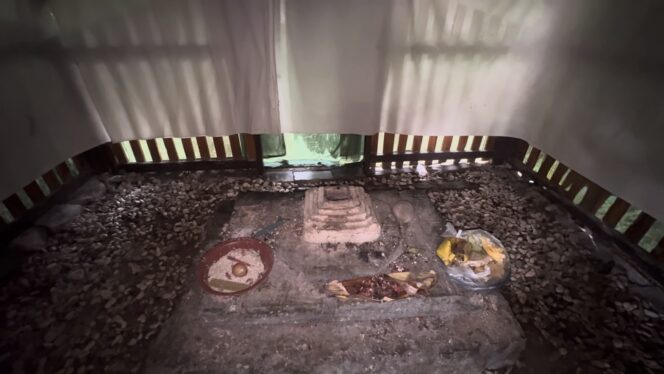 
					Penampakan di dalam cungkup Situs Candi Malad di Gowak, Lasem, Rembang. (Foto: rembangsepekan.com)