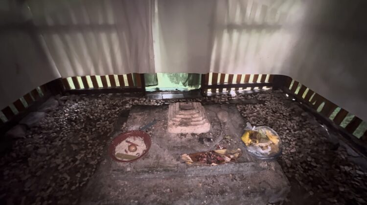 Penampakan di dalam cungkup Situs Candi Malad di Gowak, Lasem, Rembang. (Foto: rembangsepekan.com)
