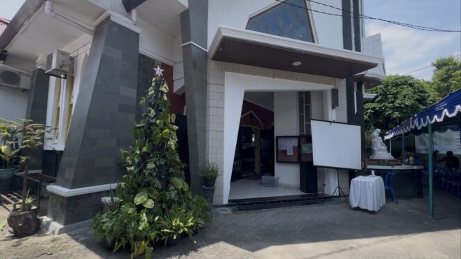 
					Suasana Gereja Katolik Santo Petrus dan Paulus Rembang jelang Misa Natal, Rabu (24/12/2025) siang. Foto: rembangsepekan.com