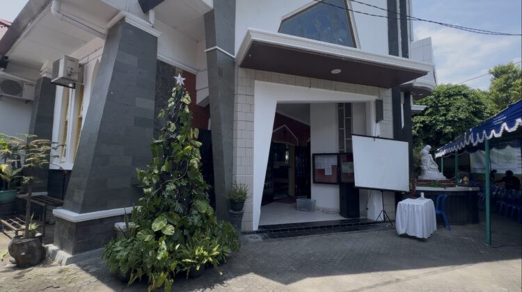 Suasana Gereja Katolik Santo Petrus dan Paulus Rembang jelang Misa Natal, Rabu (24/12/2025) siang. Foto: rembangsepekan.com