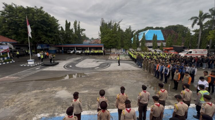Polres Rembang bersama tim gabungan menggelar apel pengamanan malam pergantian tahun menuju 2026, di Halaman Satlantas, Rabu (31/12/2025). Foto: rembangsepekan.com