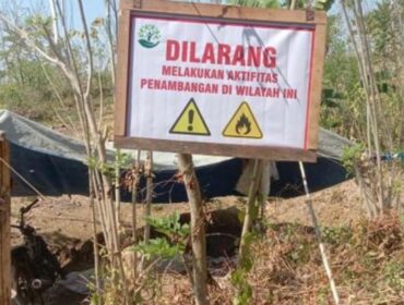 Papan larangan pengeboran minyak di area hutan KPH Mantingan. (Foto: rembangsepekan.com)