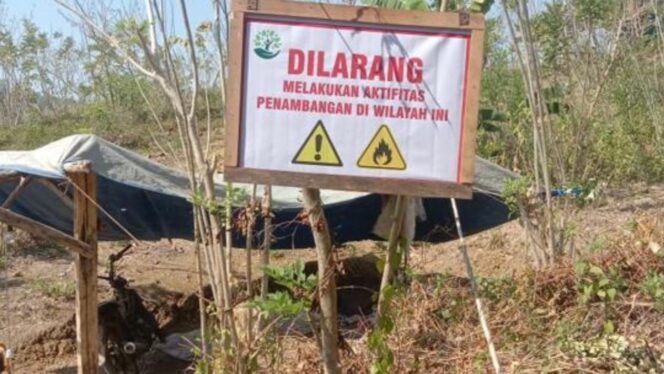 
					Papan larangan pengeboran minyak di area hutan KPH Mantingan. (Foto: rembangsepekan.com)