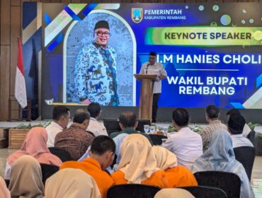 Wabup Rembang M Hanies Cholil Barro' memberikan sambutan di forum Rembang Inovasi Award (RIA) 2025 di salah satu hotel kawasan Jalur Pantura, Rabu (10/12). (Foto: rembangsepekan.com)