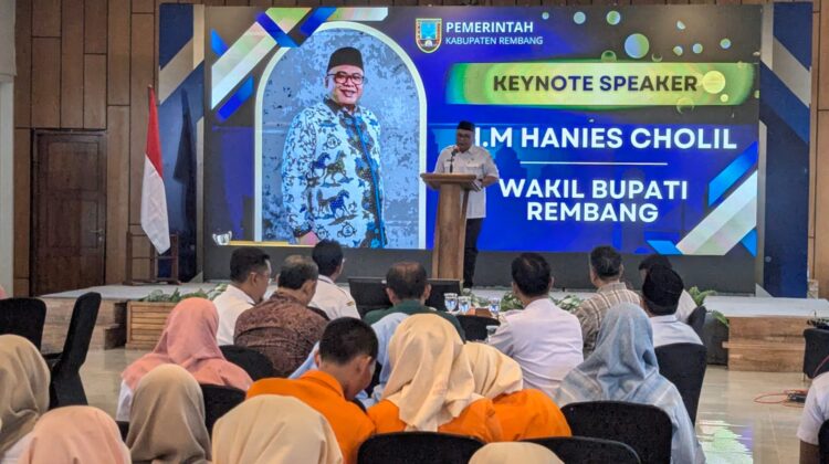 Wabup Rembang M Hanies Cholil Barro' memberikan sambutan di forum Rembang Inovasi Award (RIA) 2025 di salah satu hotel kawasan Jalur Pantura, Rabu (10/12). (Foto: rembangsepekan.com)