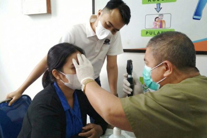 
					PERIKSA – Seorang pasien tengah melakukan pemeriksaan mata di Klinik Utama Pangkalan Bun Eye Center. Foto : Fahruddin Fitriya/rembangsepekan.com