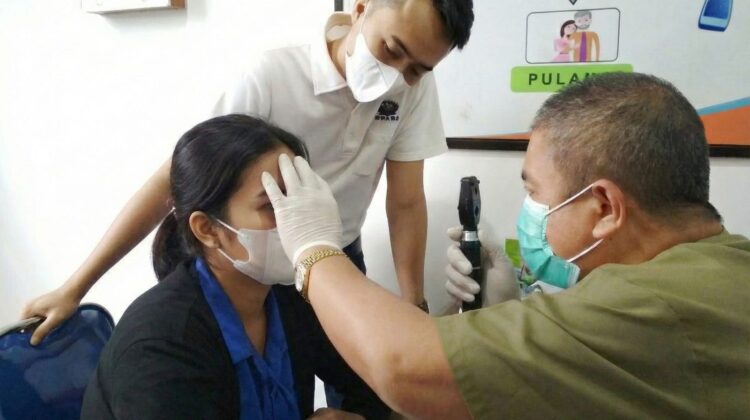 PERIKSA – Seorang pasien tengah melakukan pemeriksaan mata di Klinik Utama Pangkalan Bun Eye Center. Foto : Fahruddin Fitriya/rembangsepekan.com