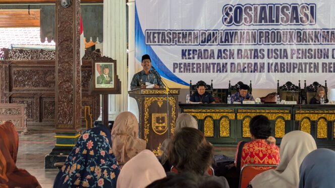 
					Bupati Rembang Harno saat memberikan pengarahan bagi ASN yang memasuki masa pensiun tahun 2026. Foto: rembangsepekan.com