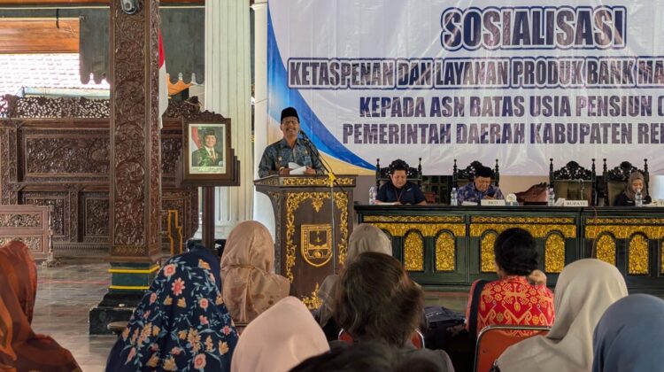 Bupati Rembang Harno saat memberikan pengarahan bagi ASN yang memasuki masa pensiun tahun 2026. Foto: rembangsepekan.com