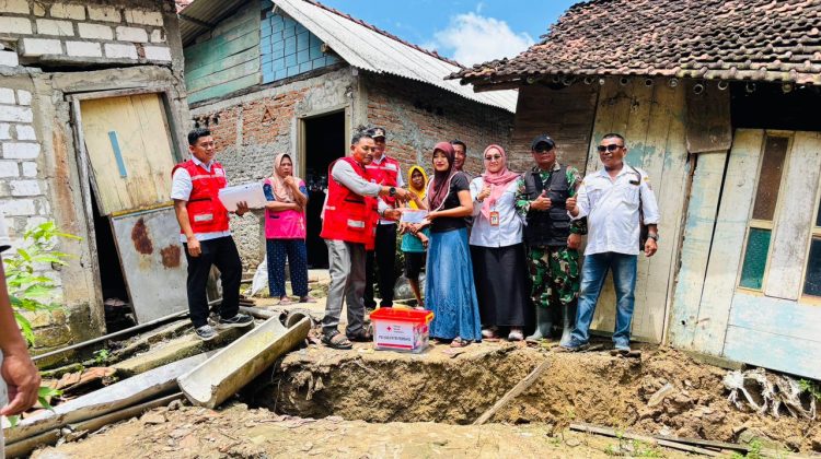 PMI Rembang, Salurkan Bantuan untuk Warga Gunungsari yang Terdampak Longsor