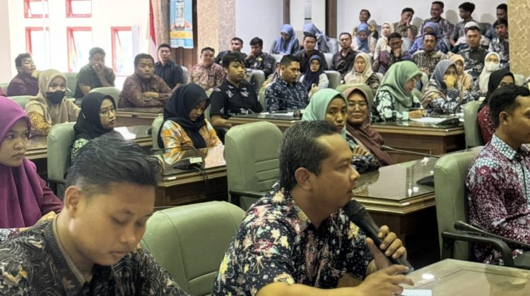 GTT dan PTT audiensi bersama DPRD Kabupaten Rembang di ruang rapat paripurna, Selasa (13/1). Foto: rembangsepekan.com