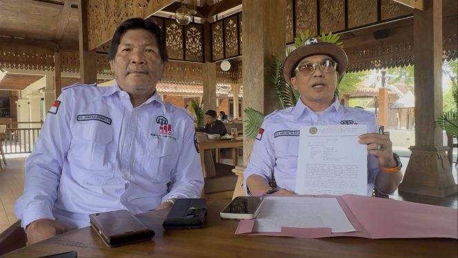 
					Abdul Munim (Bertopi) dan Dharmawan Budhiarto advokat yang tergabung dalam RLS saat Konpers pada Senin (19/1/2026). Foto: rembangsepekan.com