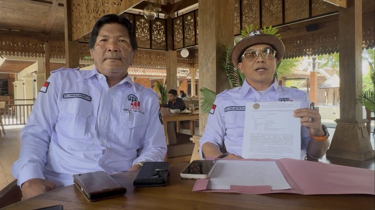 Abdul Munim (Bertopi) dan Dharmawan Budhiarto advokat yang tergabung dalam RLS saat Konpers pada Senin (19/1/2026). Foto: rembangsepekan.com