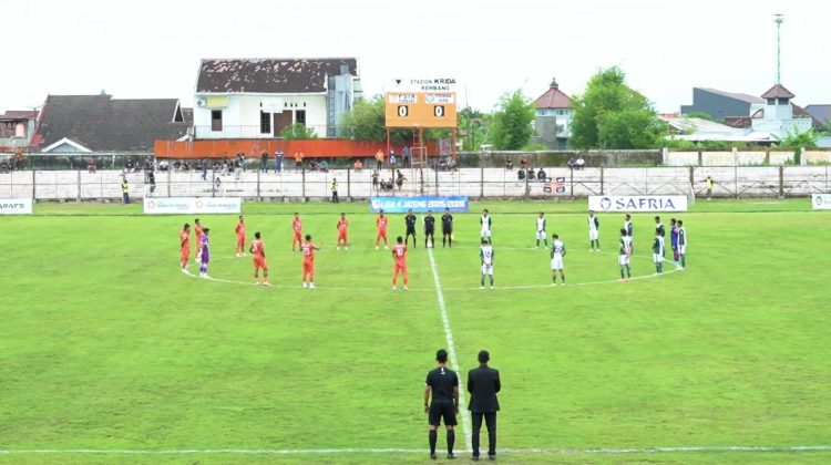 Pertandingan sepak bola PSIR melawan Persikaba Blora di Stadiom Krida Rembang, Rabu (21/1/2026). Foto: rembangsepekan.com