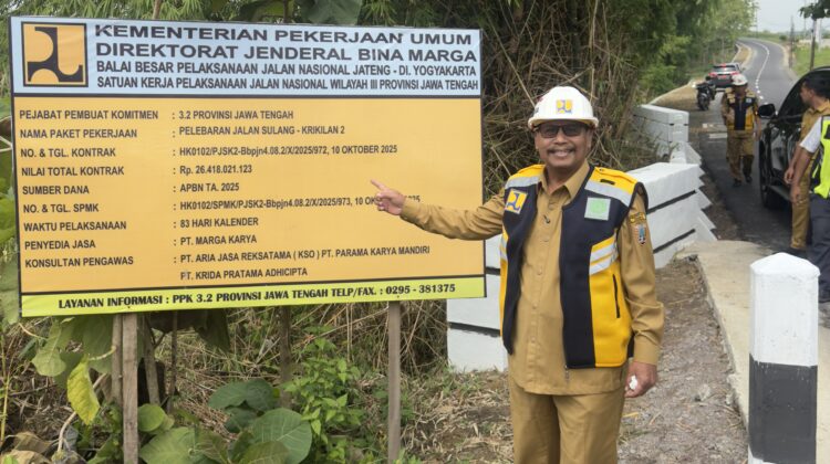 Bupati Rembang Harno saat mengecek peroyek peningkatan Jalan Sulang-Sumber, Senin (5/1/2026). Foto: rembangsepekan.com