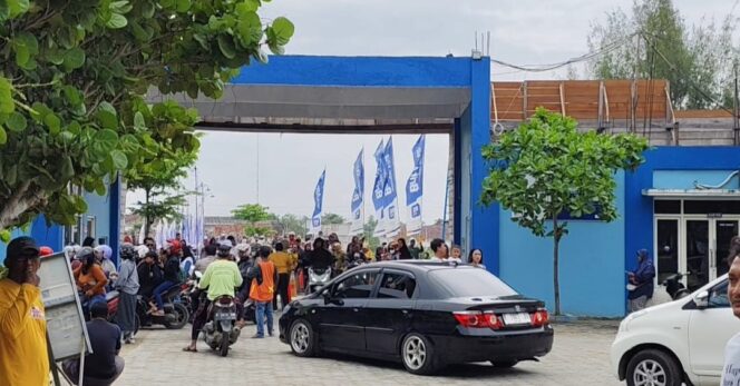 
					Wisata Pantai Karangjahe saat musim libur Nataru 2025. Foto: rembangsepekan.com