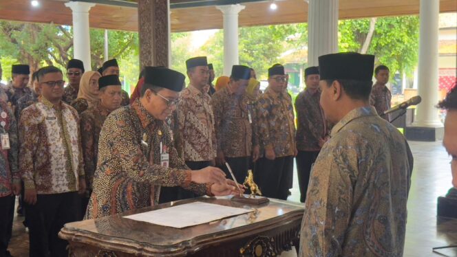 
					Bupati Rembang Harno saat Upacara Penlantikan dan Pengambilan Sumpah / Janji Jabatan di Pendopo Kabupaten, Jumat (9/1/2026). Foto: rembangsepekan.com