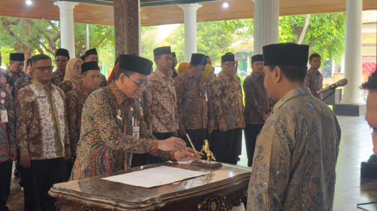 Bupati Rembang Harno saat Upacara Penlantikan dan Pengambilan Sumpah / Janji Jabatan di Pendopo Kabupaten, Jumat (9/1/2026). Foto: rembangsepekan.com