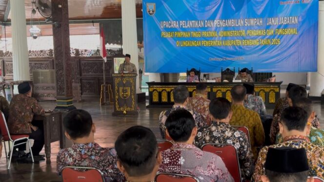 
					Bupati Rembang Harno saat memberikan arahan pada Upacara Penlantikan dan Pengambilan Sumpah / Janji Jabatan di Pendopo Kabupaten, Jumat (9/1/2026). Foto: rembangsepekan.com