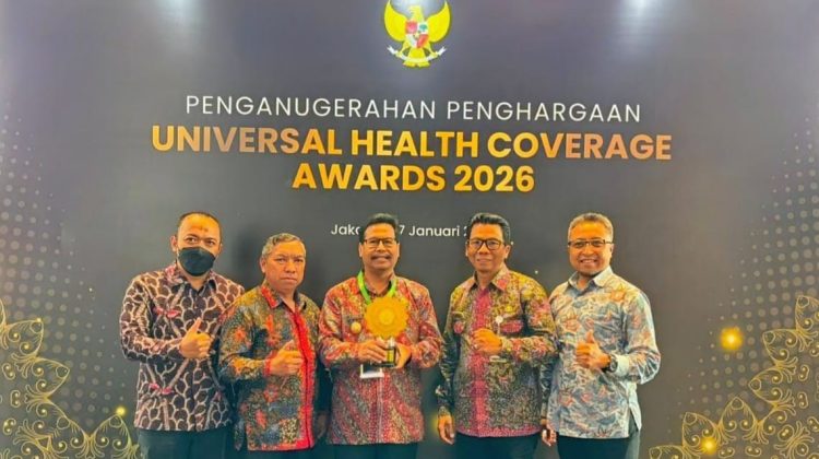 Pemkab Rembang menerima penghargaan Universal Health Coverage (UHC) Prioritas dari Kementerian Kesehatan RI atas capaian kepesertaan JKN di Kabupaten Rembang, Selasa (27/1/2026). Foto: rembangsepekan.com.