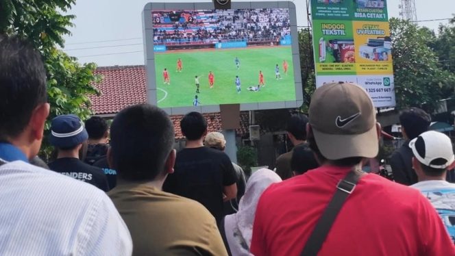 
					Warga melakukan Nobar pertandingan tim sepak bola PSIR melawan Persebi, di Alun-alun Rembang, Minggu (1/2/2026). Foto: rembangsepekan.com/Istimewa.