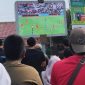 Warga melakukan Nobar pertandingan tim sepak bola PSIR melawan Persebi, di Alun-alun Rembang, Minggu (1/2/2026). Foto: rembangsepekan.com/Istimewa.