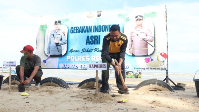 
					Aksi Indonesia Asri di Pantai KJB oleh Polres Rembang, Jumat (6/2/2026). Foto: rembangsepekan.com