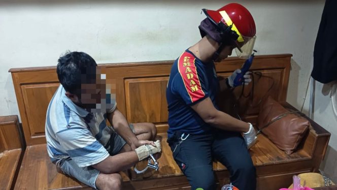
					Damkar Rembang sedang membuka paksa borgol seorang tahanan di Polres setempat karena macet. Foto: rembangsepekan .com
