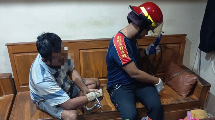 Damkar Rembang sedang membuka paksa borgol seorang tahanan di Polres setempat karena macet. Foto: rembangsepekan .com