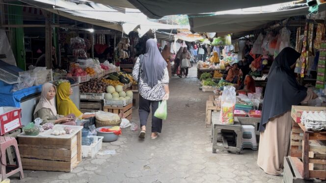 
					Harga sejumlah komoditas di Pasar Tradisional Rembang mulai mengalami kenaikan, Selasa (10/2/2026). Foto: rembangsepekan.com