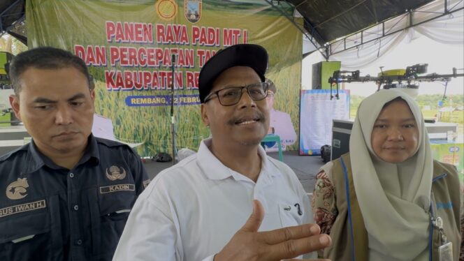 
					Bupati Rembang Harno usai mengikuti panen raya MT 1 di Desa Mojorembun, Kaliori, Kamis (12/2/2026). Foto: rembangsepekan.com