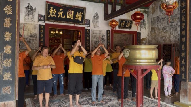 
					Warga Tionghoa di Lasem melaksanakan ritual Nie Mee di Kelenteng Gie Yong Bio, Banagan, Senin (16.2/2026). Foto: rembangsepekan.com