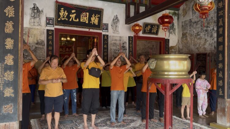 Warga Tionghoa di Lasem melaksanakan ritual Nie Mee di Kelenteng Gie Yong Bio, Banagan, Senin (16.2/2026). Foto: rembangsepekan.com